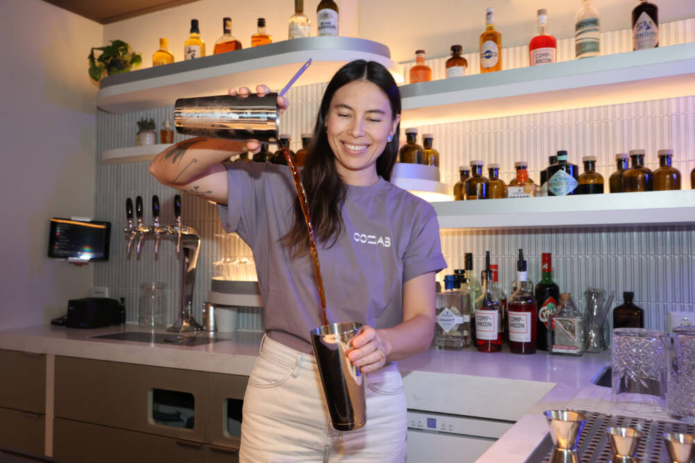 Chloé Merz mixt in der COLLAB Bar auch alkoholfreie Cocktails / ©Chloé Merz / COLLAB Bar